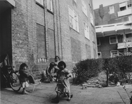 1983-811 Spelende kinderen spelen in de Justus van Effenstraat.