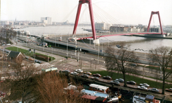 1984-336 Zicht vanaf de Wijnhaven pand nr. 25 op het Bolwerk, links de Maasboulevard, de Willemsbrug, de Nieuwe Maas en ...