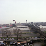 1984-337 Bruggen over de Nieuwe Maas aan de Maasboulevard, vanaf pand Wijnhaven 25.