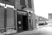 1985-2177 Politiebureau in de Oostervantstraat.