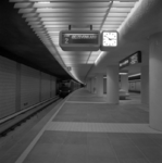 1986-1035 Interieur van het metrostation Marconiplein. Perron.