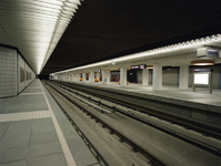 1986-1037 Interieur van het metrostation Marconiplein. Perron.