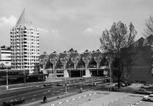 1986-1073 De Blaak met de kubuswoningen aan de Overblaak, links metrostation Blaak, flatgebouw de Blaaktoren ook wel ' ...