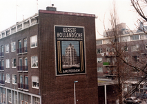 1986-1398 Een reclameplaat van de Eerste Hollandsche Levensverzekerings-Bank N.V., Amsterdam op een muur van een ...