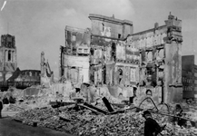 1986-1555 Gezicht op de door het Duitse bombardement van 14 mei 1940 getroffen Hoogstraat. Van nabij restanten van het ...