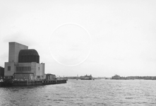 1986-1869 De Nieuwe Maas met links het ventilatiegebouw van de Maastunnel aan de Parkhaven. Op de achtergrond links de ...