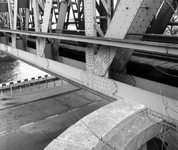 1986-720-TM-723 Details van de spoorbrug over op de Nieuwe Maas.- 720, -721: Aan de zijde van de Maaskade.