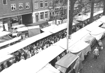 1986-760,-761 Markt aan de Binnenrotte onder en naast het spoorwegviaduct.