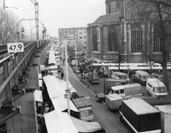 1986-762 Markt aan de Binnenrotte onder en naast het spoorwegviaduct en bij de Sint-Laurenskerk aan het Grotekerkplein.