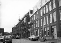 1986-987 Huizen aan de Hennewierstraat vanuit de Oostervantstraat gezien.
