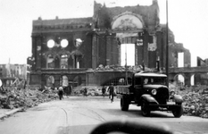 1987-706 Gezicht op de door het Duitse bombardement van 14 mei 1940 getroffen Botersloot met het stadhuis aan de ...