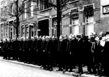 1988-104 Leden van de bereden brigade voor de ingang van het bureau in de Duivenvoordestraat.