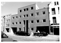 1988-1236 Gezicht op het politiebureau aan de oostzijde van de Duivenvoordestraat, nummer 136.