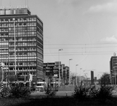 1988-1376,-1377 De Blaak, gezien vanaf het Churchillplein.Van boven naar beneden afgebeeld:- 1376: Links de toegang tot ...