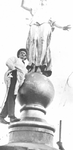 1988-685 De heer Bast met het door hem gerestaureerde beeld De Vergulde Engel op de toren van het stadhuis aan de Coolsingel.