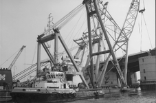 1989-1939-TM-1944 Werkzaamheden aan de Van Brienenoordbrug over de Nieuwe Maas.Het plaatsen van het basculebrugdeel van ...