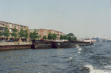 1989-2828 Gezicht vanaf de Nieuwe Maas op de Feijenoordkade.Op de achtergrond de Maasboulevard.