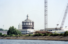 1989-2835 Gezicht vanaf de Nieuwe Maas op de watertoren en de voormalige filtergebouwen, tegenwoordig woningen, aan de ...