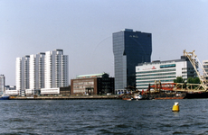1989-2865 De Nieuwe Maas bij de Boompjes met links de drie woontorens en in het midden het gebouw van de Nederlandsche Bank.