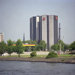 1989-2963 Shell tankstation, nabij het Adriaan Volkerhuis aan de Maasboulevard.
