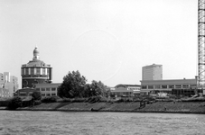 1989-2980 Gezicht vanaf de Nieuwe Maas op de watertoren en de voormalige filtergebouwen, tegenwoordig woningen, aan de ...