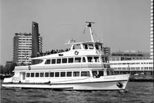 1989-3010 Gezicht op de Nieuwe Maas met rondvaartboot de Prinseplaat van de Spido, ter hoogte van de Boompjes, links ...