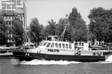 1989-3013 Een politiebootje op de Nieuwe Maas ter hoogte van de Westerkade.