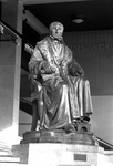 1990-2063 Standbeeld van Gijsbert Karel van Hogendorp op de trappen van de Beurs aan het Beursplein.