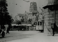 1990-2113 De Grotemarkt, rechts een steunpilaar van het spoorwegviaduct, op de achtergrond de toren van de ...