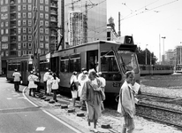 1990-590 Protest verpleegkundigen., Zelfs de passagiers van tramlijn 7 worden op het Hofplein voorzien van pamfletten ...