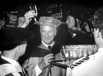 1990-596 In de aula van de Erasmus Universiteit heeft zojuist de heer Frans Swarttouw het eredoctoraat in de ...