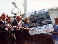 1990-727 Contract voor bouw rookgasreiniging., Met de Oostenrijkse firma SGP wordt een contract voor de foto de hr.H.M. ...