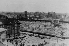 1991-622 Gezicht op de door het Duitse bombardement van 14 mei 1940 getroffen Delftsevaart, Oppert, Lange Torenstraat ...