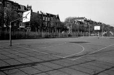 1991-810 Basketbalveld op het speelterrein aan de westzijde van de Heemraadssingel.