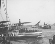 1991-845 Havenrondvaartboten op de Nieuwe Maas bij de Oosterkade.