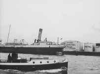 1991-888 Gezicht op de Nieuwe Maas met tanks van de Koninklijke Nederlandse Petroleum Maatschappij aan de Sluisjesdijk.