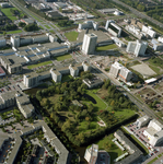 1992-1708 Overzicht van het Semiramispark, winkelcentrum Oosterhof en omgeving in de wijk Oosterflank. Rechts de Hoofdweg.