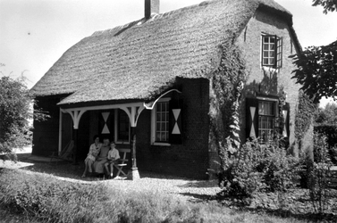 1992-228 In Ridderkerk, met een boerderij.