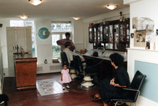 1992-4387 Mo's barbershop aan de Jacobusstraat 115.