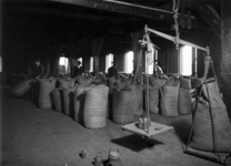 1992-4642-19 Gezicht in de fabriek van Blankenheym & Nolet distilleerderij, likeurstokerij. In de expeditie.