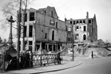 1992-569 Gezicht op de door het Duitse bombardement van 14 mei 1940 getroffen Leuvehaven. Restant van de Incassobank ...