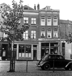 1993-3779 De Veemarkt met huizen en café's, op nr. 15 het café Centraal.