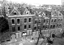 1993-4329-TM-4334 Sloop van woonhuizen in de Robert Fruinstraat tegenover het Gemeentearchief.Afgebeeld van boven naar ...