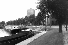 1993-5285 Gezicht op de G.J. de Jonghweg met stukje Coolhaven (links). Op de achtergrond het GEB-gebouw.