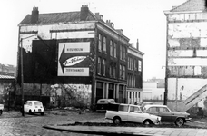 1993-5988 De Valkstraat met gedeelte van gesloopte panden.
