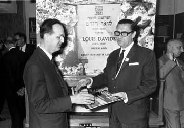 1993-6430 Een Israëlische week in Rotterdam V.l.n.r.de heer E. Krop en grammofoonplatenhandelaar Dankers. Op de ...