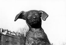 1993-6535 Het door het Rotterdamsch Studenten Corps en vele dierenvrienden geschonken bronzen standbeeldje Fikkie, op ...