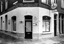 1993-6650 Op de hoek van de Struisenburgstraat en de Struisenburgdwarsstraat is café 'de Struis'.