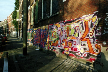 1994-1681-EN-1682 Graffiti op de slooppanden aan de Claes de Vrieselaan.