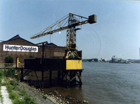 1996-1971 Gezicht vanaf Feijenoord op de Nieuwe Maas met aan de overzijde de watertoren en woningen aan de ...